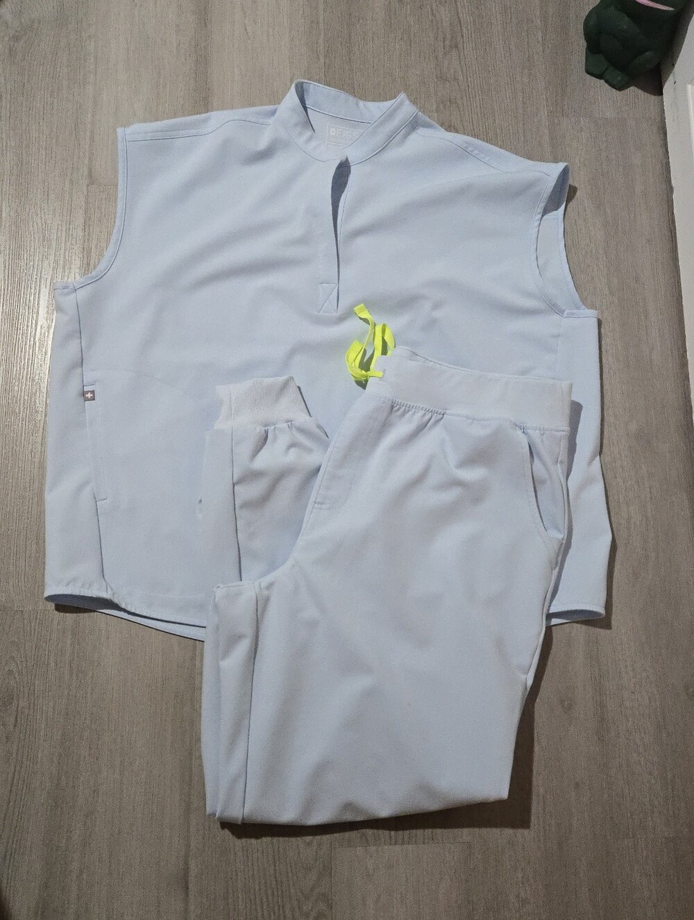 FIGS Light Pale Blue Scrub Set, Rafaela Top/Zamora Jogger Pants, SIZE XL/XXL